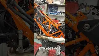 KTM 690 SMC R adjust valve clearance #ktm #ktm690smcr #engine #motoservice