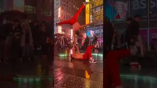 Times Square&rsquo;s acrobatics,New York City evening entertainment #timessquare #newyorkcity #ytshorts