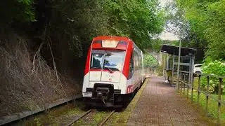 Ferrocarril Ferrol-Gijon. Cudillero-Luarca. 2: De Artedo a Cadavedo. Paisaje con tren, verano 2025.