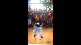 ni&ntilde;o bailando salsa choke