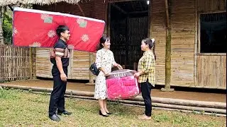 CEO Tu and his mother's gift to Tieu Huyen before winter comes.