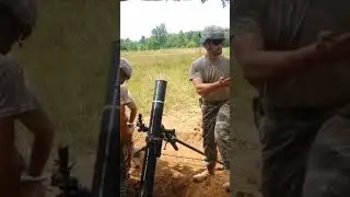 Marinir Angkatan Darat Amerika Berlatih Menggunakan Mortir Pelontar