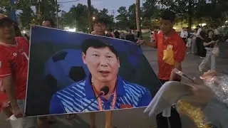 Không khí trước sân Gò Đậu, khán giả mang ảnh HLV Kim Sang Sik vào sân | Sao Thể Thao
