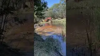 Cleaning out the dam- 20 tonne Excavator- country life - Australia 👍👌