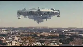 District 9 clip - Aliens Arrive