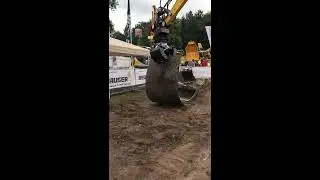 s:tek Hochleistungs Bodenschutzplatte im Extremtest vs. Bagger
