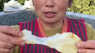 糯米糍粑，吃起来软糯香甜，细腻弹牙，喜欢吃糍粑的姐妹们来看看。#容姐和龙二的乡村生活
