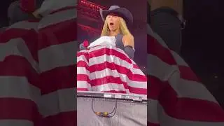 Beyonce helping a fan do a gender reveal! The Cowboy Carter Tour in New Jersey (Night 4) #beyonce