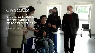Utente da Cercica recebe cadeira de rodas elétrica.