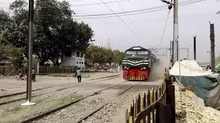 Fastest Train Of Pakistan Railway || 8 Dn Tezgam Express Raising Heavy Dust storm ||  Lahore