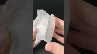 Гипс, прозрачный кристалл на растворённой матрице