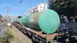 Renfe Mercanc&iacute;as 253-093 con cisternas saliendo de Barakaldo 
