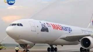 Raw: China's pandas arrive in Malaysia