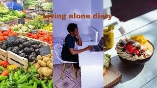 Cooking, fashion and living alone: The daily routine of a female blogger in a bedsitter apartment.