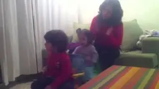 לאוטובוס נכנסת גברת עם סלים