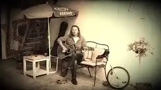 Fingerpicking vor dem leeren Weinglas