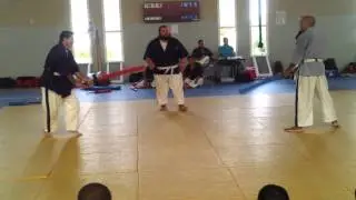 Maître Noureddine Chouikha Yoseikan Budo en kimono clair