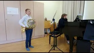 Michael lernt Horn im Musikum Pongau