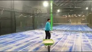 How to fill the padel turf with sand using only the shovel. 2