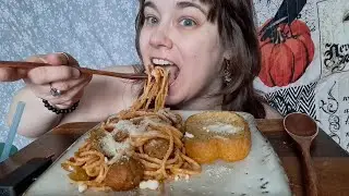 Спагетти с фрикадельками и чесночными гренками