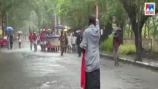 പെരുമഴ, ബിജെപി മാർച്ച്, ഒറ്റയാൻ പ്രതിരോധവുമായി സിപിഎമ്മുകാരൻ; വിഡിയോ |BJP Protest