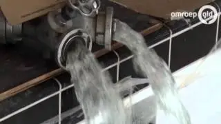 Liter voor liter loopt het nieuwe zwembad in Culemborg vol
