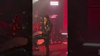 @yungblud Stops show for  fan that has fainted in the audience