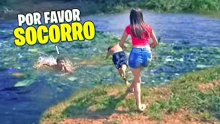 A NAMORADA DELE EMPURROU O VITINHO DENTRO DO RIO SUJO