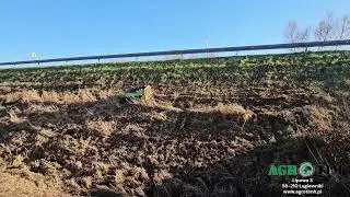 Koszenie skarpy drogowej kosiarką zdalnie sterowaną MDB F23-80