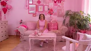 Living life in pink 💖🎀 At home with @yasi_pinkarella