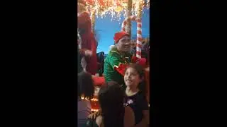 Emanuelly Carvalho com Pai Vinicius, vovós Denise e Geraldo na Caravana do Natal da Coca Cola 2025.