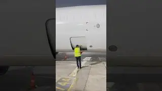 Closing the cargo hold of freighter aircraft #cargoaircraft #boeing737 #aviation