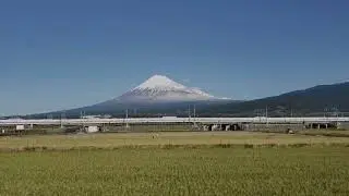 A classic view of Mt. Fuji and the Shinkansen 🗻🚅 「いつかの富士山と新幹線🗻🚅