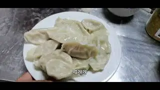 雨天道路看不到人，东北小院干净利落，都在屋里干啥