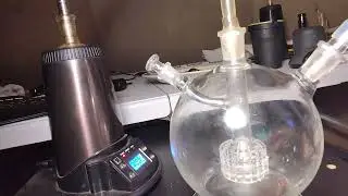 Arizer ExtremeQ vaporizer and 14mm Omega Wand absolutely milks water piece