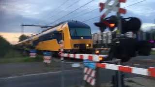 DDZ met kapotte lamp passeert overweg Oldeneelallee Zwolle