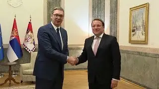 Gleitet Serbien in Richtung Autoritarismus oder nähert es sich der EU-Mitgliedschaft?