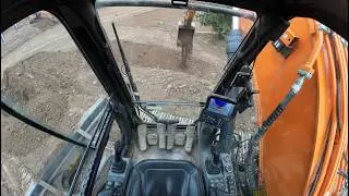 Fully autonomous Develon DX225LC-7 excavator uses technology from Gravis Robotics