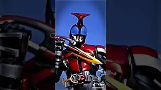 terlihat kabuto menggunakan rider kick nya