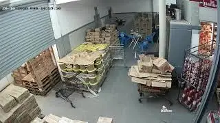 Caminando con el celular en el trabajo