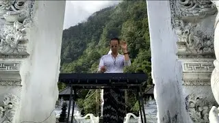 Piano Music at Bali&rsquo;s White Temple