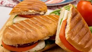 Panini mit Tomaten und Mozzarella