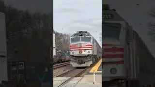 Metra 211 races towards Chicago! #railway #railfan #railroad #train #metra #metrarail