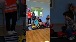 Innovative Traffic Lesson: Teacher Mimics Traffic Light #shorts