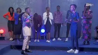 Umviriza impanuro umuririmvyi Masezerano Jean Claude yahaye Didier Muco mugikorane.