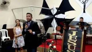 Jovem Leandro da Igreja Avivamento Bíblico trazendo uma saudação a Igreja