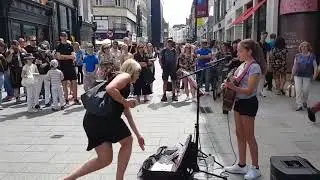Tutti si fermano ad ascoltare questa bambina! Un vero TALENTO!