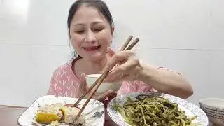  em mời cả nhà ăn cơm nắm chưng với củ cải trắng muối chua.em mời cả nhà.
