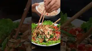 兄弟啊，好久没有吃辣椒酱拌饭了，还是那个熟悉的味道#农村美食#吃播#辣椒酱#抖音美食#tiktok#美食盲盒#spicy