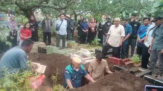 Perhatikan, hanya yang adzan kepalanya terlihat bercahaya, kok bisa ya